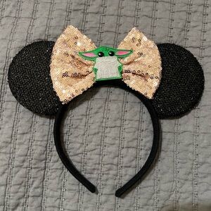Unofficial / Etsy bought baby yoda Grogu Minnie ears to wear in Disney Parks